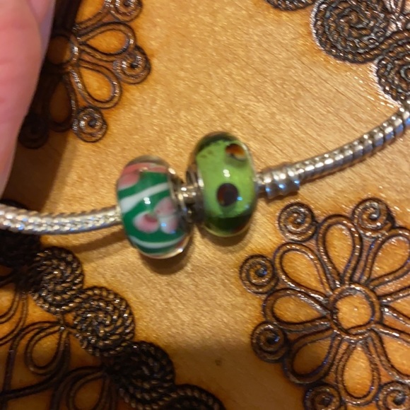 925 Sterling Silver Snake Bracelet with 2 Murano Green Charms - Picture 7 of 9